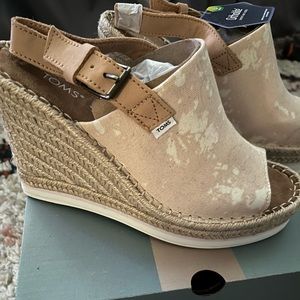 Brand new Tom’s Monica wedges